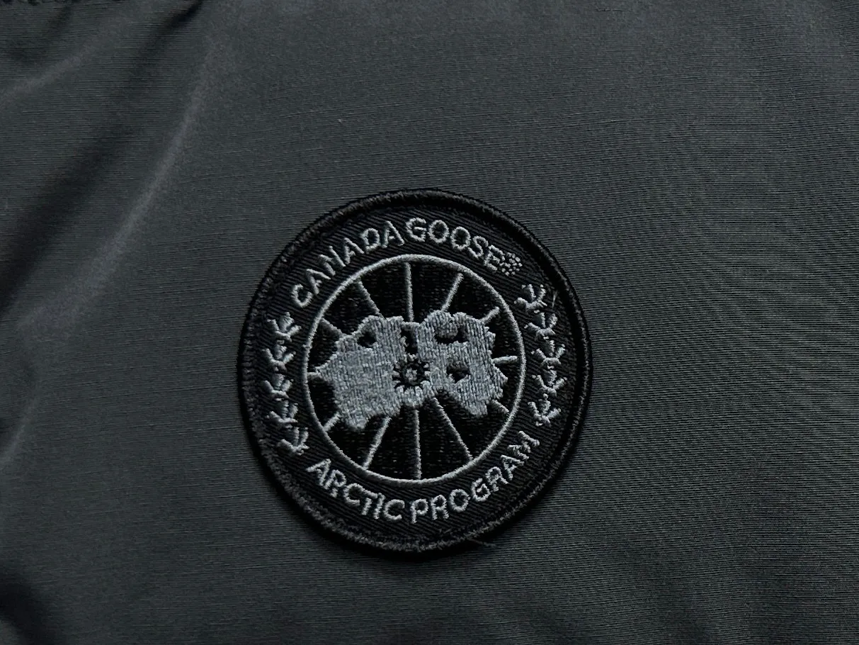P360 [Canada Goose] Canada Goose black label #Freestyle Crew 4151mb men’s and women’s vest down ➖ Imported Behringer embroidery machine with customized 10,000-needle embroidery label! ➖ Imported 21-count polyester-cotton blended original fabric, using Feather-Light 10D waterproof coating fabric, made of 84.5% polyester fiber and 15.5% cotton, 100% the best feel in the entire network! ➖ The genuine official website uses the national standard 80 white duck down, and will never be misled by false claims such as 90 down or goose down! ➖ 100% nylon nylon lining with double double-layer sealing design to prevent velvet from running away. Top-grade polar fleece is used in the collar and pockets to keep warm and comfortable! ➖ Yoshida YKK provides original custom-made electroplated sliders. YKK two-way lockable zippers are tight and smooth and will not peel off paint! ➖ 3M composite original Velcro is durable, and all accessories and hardware are disassembled and customized! ⛔No slander, no exaggeration, no need for too much copywriting, because it is focused, it is professional!  SIZE: XS S M L XL XXL